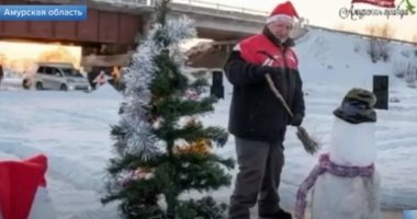 عجوز روسى يحتفل بعيد الميلاد برسم "بابا نويل" على جليد نهر فى سيبيريا.. فيديو