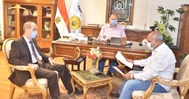 محافظ أسيوط يلتقى مسئولى الطرق ويعلن تنفيذ مشروعات رصف بـ360 مليون جنيه