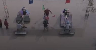 مزارعو تايلاند ينظمون سباقا بالجرارات فى حلبة طينية احتفالا بالحصاد.. فيديو