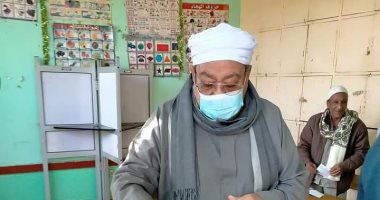 شقيق شيخ الأزهر يدلى بصوته فى انتخابات مجلس النواب بمدينة القرنة