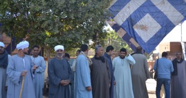 اقبال كبير للرجال والشباب أمام لجان إسنا بالأقصر للتصويت فى الانتخابات.. صور