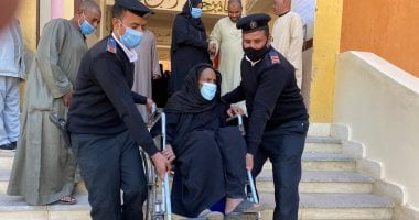 الشرطة تساعد كبار السن أمام لجان الإعادة بانتخابات مجلس النواب بالأقصر.. فيديو وصور