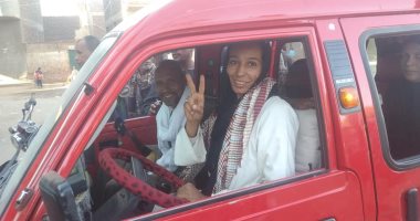 مروة العبد فتاة التروسيكل تنقل الناخبين للجان التصويت بالأقصر