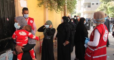 الهلال الأحمر والشرطة يطبقان الإجراءات الاحترازية لحماية الناخبين بالأقصر