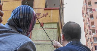 لقاء محافظ الإسكندرية بسكان العقار المائل محملا برسالة من السيسى..فيديو لايف