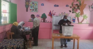 زحام على لجان إعادة المرحلة الأولى لانتخابات النواب بالمحافظات.. إقبال كبير من السيدات وكبار السن.. الالتزام بالإجراءات الاحترازية والوقائية ضد فيروس كورونا.. والشرطة توزع الكمامات على الناخبين ببنى سويف.. صور