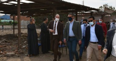 محافظ الفيوم يوجه بتجهيز موقف لسيارات الأجرة بالشواشنة ورفع مخلفات التطهير
