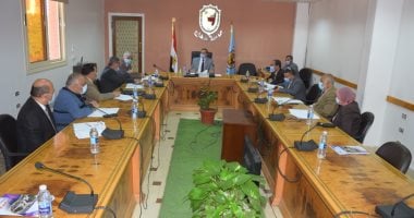 رئيس جامعة سوهاج يبحث مراحل التجهيز لإنشاء كلية الدراسات العليا والبحوث البيئية
