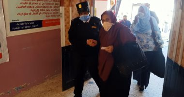 الشرطة النسائية تساعد ذوي الإعاقة الحركية في الوصول للجان.. صور 
