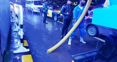 صور.. رفع تجمعات الأمطار من أمام اللجان الانتخابية فى الإسكندرية
