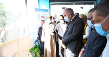 محافظ قنا يتفقد مركز الخدمات الزراعية المتكاملة ويتابع الانتخابات بقرية المحروسة
