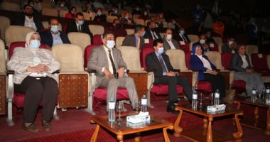 وزير الشباب يشهد ندوة حوارية تحت شعار "مصر أولا.. لا للتعصب"