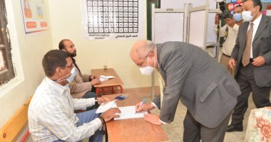 رئيس جامعة أسيوط ونوابه يدلون بأصواتهم فى انتخابات الإعادة للنواب.. فيديو وصور