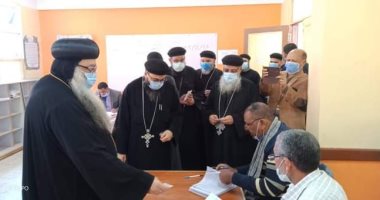 أسقف دشنا وتوابعها يدلى بصوته ويناشد المواطنين بضرورة المشاركة.. صور‎