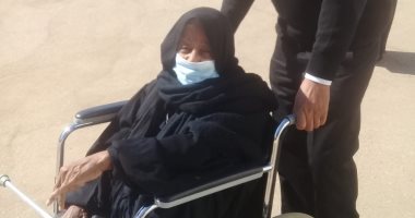 شرطى يساعد مسنه للوصول للجنة ومستشار يخرج لها لتتمكن من التصويت بأسوان