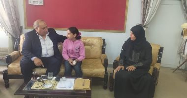 رئيس مدينة فاقوس بالشرقية يقيم كشك لأسرة "نور" طفلة التوك توك.. صور