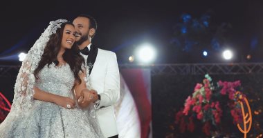 هنادى مهنا تقتحم عالم الغناء وتهدى زوجها أحمد خالد صالح "أول كلام".. فيديو