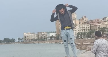 الإسكندرانية أقوى من النوات.. مواطنون على الشواطئ رغم الأمطار.. فيديو وصور