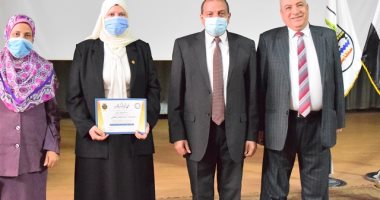 مجلس جامعة بنى سويف يكرم الموظفين المحالين على المعاش خلال شهر نوفمبر