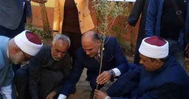 صور.. رئيس الأقصر الأزهرية يشارك بمبادرة "هنجملها" لزراعة الأشجار المثمرة