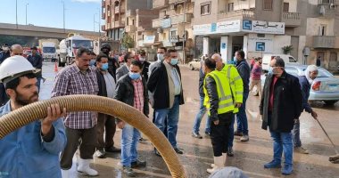 "مياه البحيرة" تعلن حالة الطوارئ وتنشر معداتها فى مختلف الشوارع لسحب تجمعات الأمطار 
