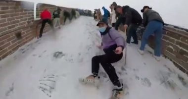 "لما الشتا يدق البيبان" الثلوج وسيلة الترفيه وسط الأزمات العالمية.. سياح يستخدمون الثلج للتزلج على سور الصين العظيم.. روسى يستمتع بممارسة التزلج فى سيبيريا.. وعجوز يرسم "بابا نويل" على الجليد للتهنئة بعيد الشكر