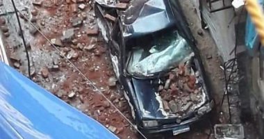 طقس الإسكندرية الآن.. سقوط شرفة عقار وتلف سيارتين بمنطقة محرم بك.. صور