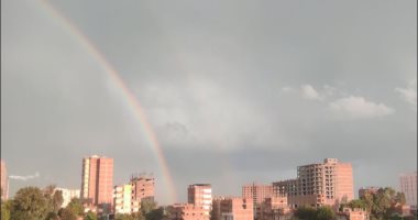 قوس قزح يزين السماء بعد هطول الأمطار الغزيرة.. صور