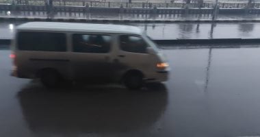 طقس الإسكندرية الآن.. أمطار الغزيرة وأعمال مكثفة لتصريف المياه.. صور