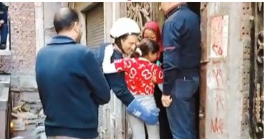 الحماية المدنية تنقذ 3 عالقين بعقار منهار جزئيا فى الإسكندرية