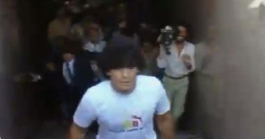 مارادونا بطل شعبي لمشجعي كرة القدم.. هكذا استقبل جمهور نابولي الساحر عام 1984.. فيديو وصور