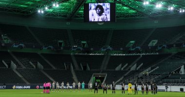 دقيقة صمت فى لقاء أولمبياكوس ضد مانشستر سيتى حدادا على مارادونا.. صور