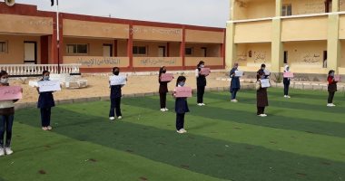 تلاميذ ومعلمون بقرية الروضة في سيناء يحيون الذكرى الثالثة لحادث المسجد.. صور