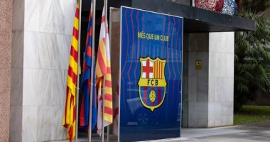 نادى برشلونة ينكس أعلامه حداداً على وفاة مارادونا
