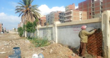 صور.. غلق المعابر غير قانونية بسور السكك الحديدية بمنطقة سندوب بالدقهلية
