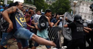 عشاق الأسطورة يعتدون على الشرطة الأرجنتينة خلال جنازة مارادونا.. صور