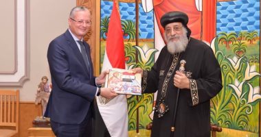 البابا تواضروس يهدى السفير المصرى فى بولندا مجسما لمصر والعائلة المقدسة