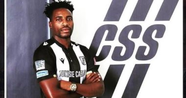 إيفونا مهاجم الأهلي السابق يحتفل بانتقاله إلى الصفاقسي التونسي