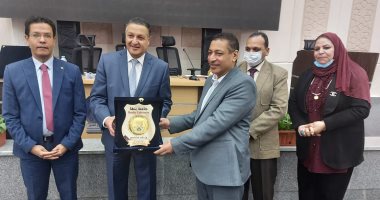 مجلس جامعة بنها يكرم عميد هندسة بنها.. أدار الكلية بنجاح واقتدار.. صور