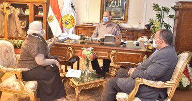 محافظ أسيوط يناقش معدلات الإنجاز فى ملف التصالح على مخالفات البناء