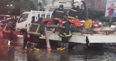 رجال الشرطة يسطرون ملاحم إنسانية تحت المطر.. رجال المرور ينظمون حركة الطرق ويمنعون التكدسات.. والحماية المدنية تزيح المياه وتساعد المواطنين على الوصول لمنازلهم.. وقوات الدفاع المدنى تنقذ العالقين بعقارات منهارة