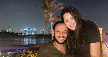 هنادي مهنا تحتفل بعيد ميلاد زوجها أحمد خالد صالح بتورتة فى شهر العسل.. صورة