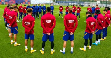دقيقة حداد فى تدريبات برشلونة تخليدا لوفاة مارادونا