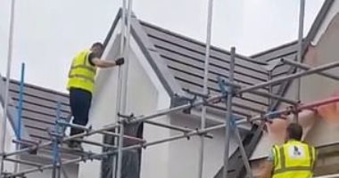 عض يدى ولا تعض رغيفى.. عامل غاضب يحطم منزلين بعد خلاف على الأجر.. فيديو وصور