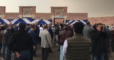 وصول جثمان حافظ أبو سعدة مثواه الأخير بمقابر الراحة بطريق العين السخنة.. صور
