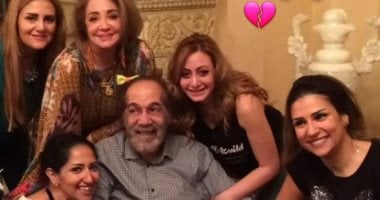 آخر ظهور للنجم الكبير  محمود ياسين وسط عائلته قبل رحيله.. صورة