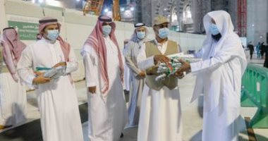 رئاسة الحرمين توزع أدوات الوقاية الصحية على العاملين بالمسجد الحرام.. صور