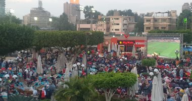 شاشات عملاقة وتوافُد أعضاء الأهلى لمشاهدة نهائى القرن بالجزيرة.. فيديو وصور