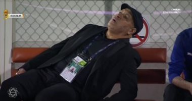 مدرب ضمك يثير الرعب خلال لقاء الشباب بالدوري السعودي بعد إغمائه.. فيديو