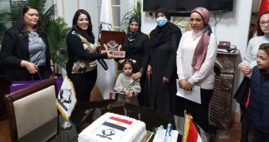 "تنسيقية شباب الأحزاب" تكرم أسر الشهداء ضمن حملة"على راسنا"